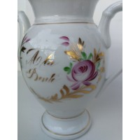 Dzbanek w stylu Biedermeier. Porcelana złocona i malowana ręcznie. XIX w.